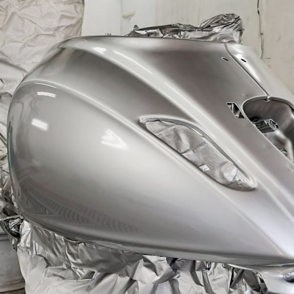 金属油漆喷涂，银白汽车涂层